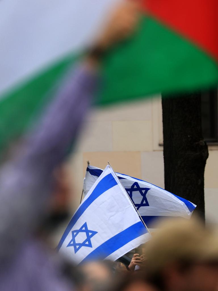 palästinensische und israelische Fahnen