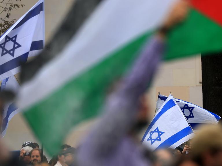 palästinensische und israelische Fahnen