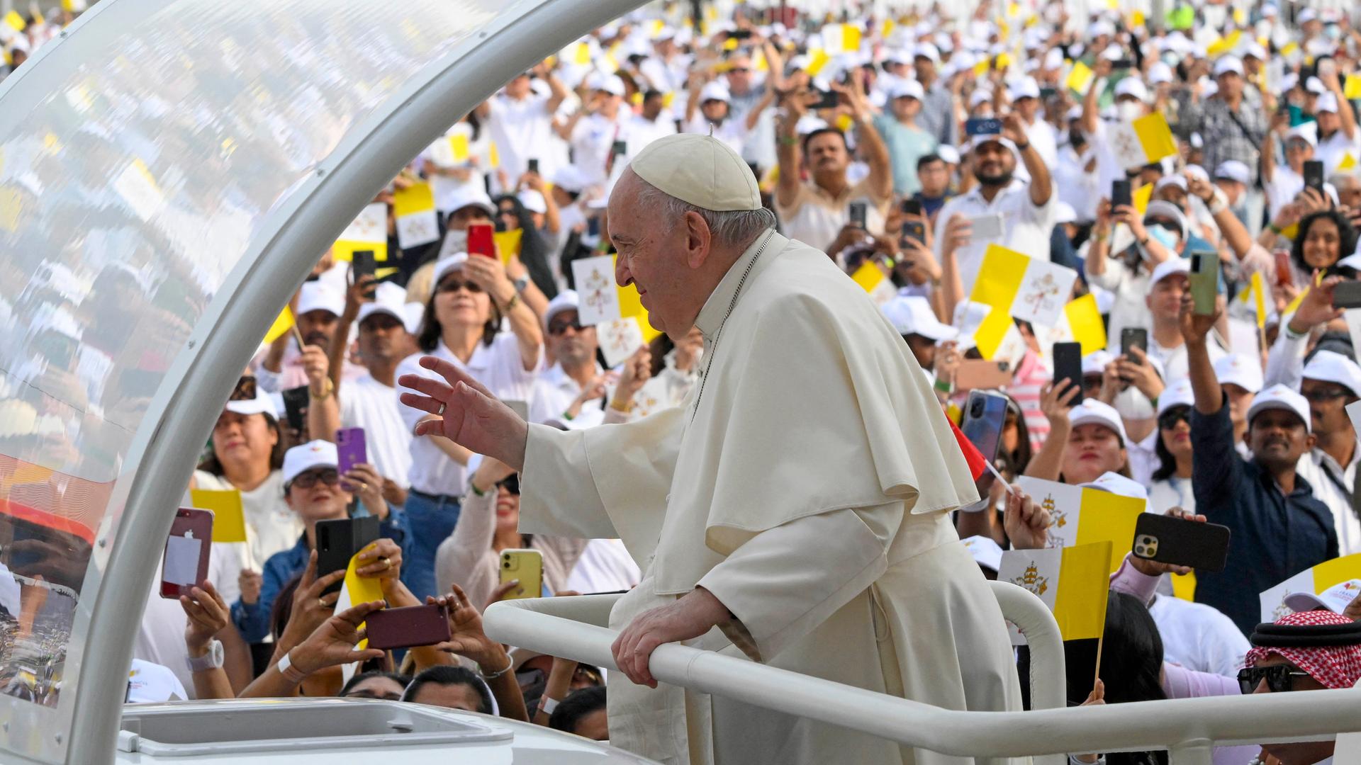 Papst Franziskus im Nationalstadion in Riffa, Bahrain