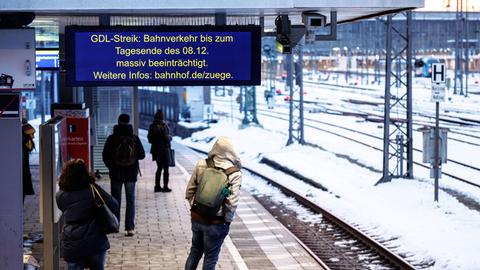 Der Schriftzug "GDL-Streik: Bahnverkehr bis zum Tagesende des 08.12. massiv beeinträchtigt" ist an einem Bahnsteig am S-Bahnhof Hackerbrücke in München zu sehen. 