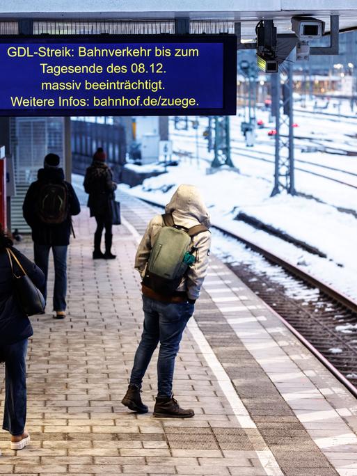 Der Schriftzug "GDL-Streik: Bahnverkehr bis zum Tagesende des 08.12. massiv beeinträchtigt" ist an einem Bahnsteig am S-Bahnhof Hackerbrücke in München zu sehen. 