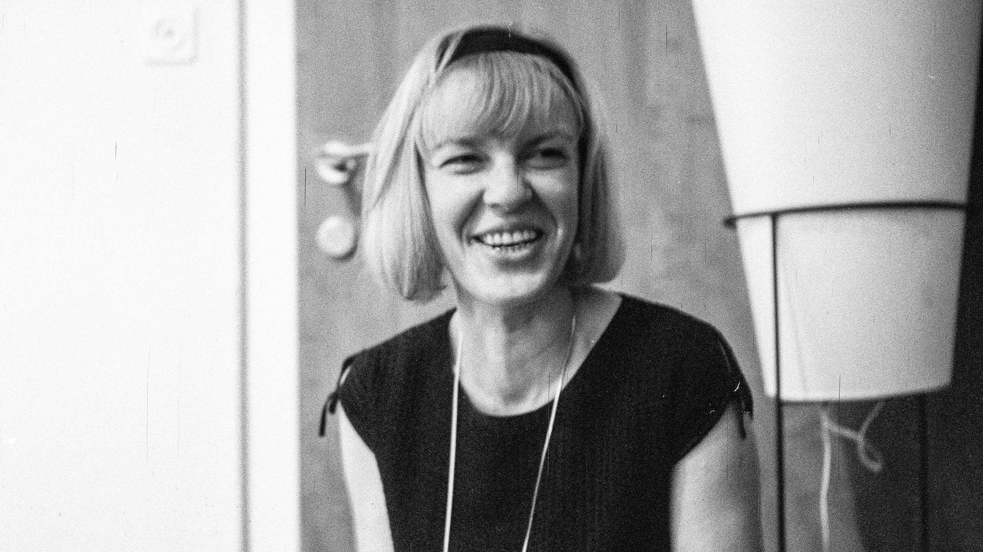 Die österreichische Schriftstellerin Ingeborg Bachmann liest neue Arbeiten (Freies Geleit; Exil; Geh, Gedanke). Palais Palffy. 10. Mai 1965. Fotografie von Otto Breicha. Die österreichische Schriftstellerin Ingeborg Bachmann liest neue Arbeiten (Freies Geleit; Exil; Geh, Gedanke). Palais Palffy. 10. Mai 1965. Fotografie von Otto Breicha.