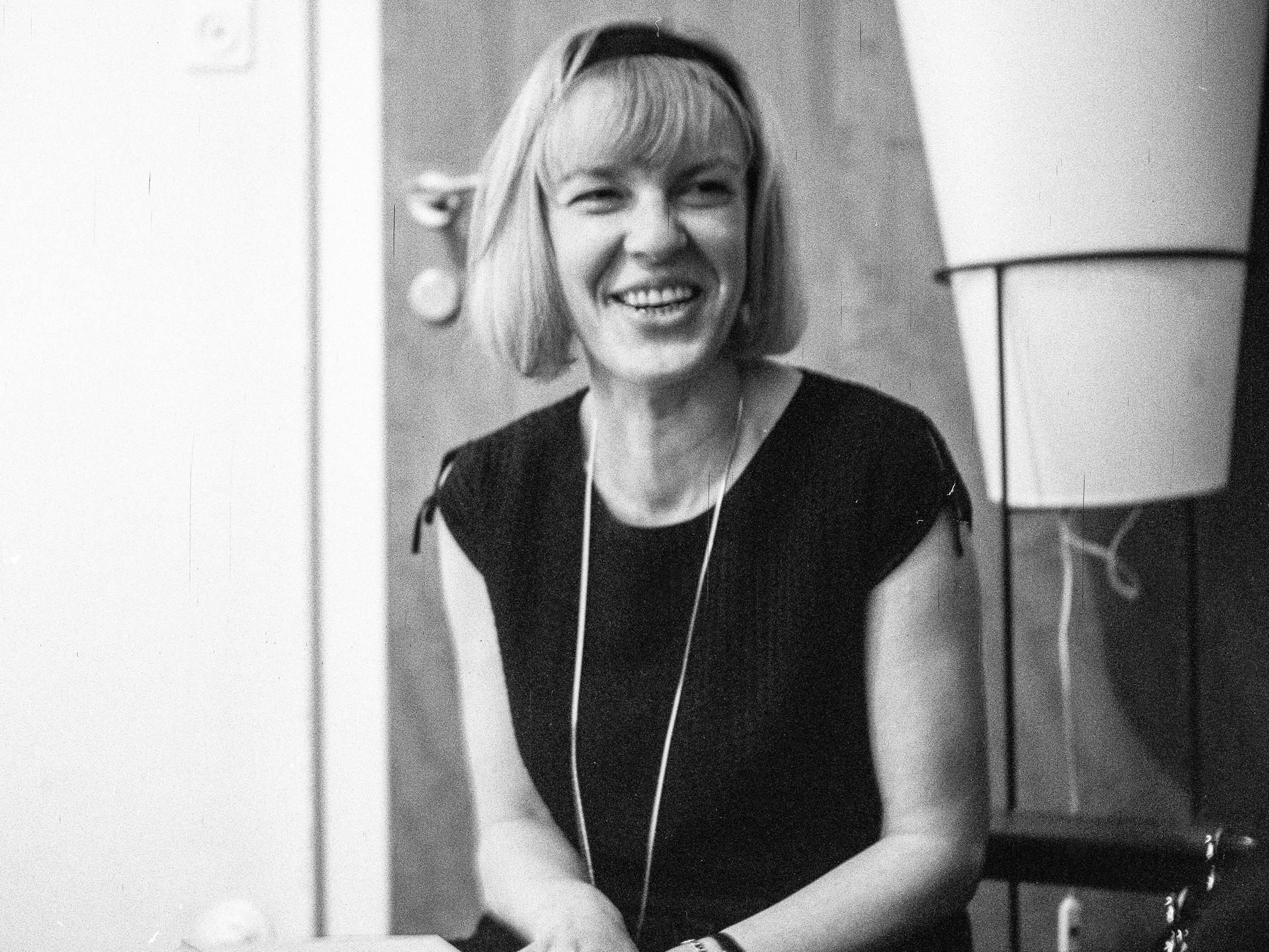 Die österreichische Schriftstellerin Ingeborg Bachmann liest neue Arbeiten (Freies Geleit; Exil; Geh, Gedanke). Palais Palffy. 10. Mai 1965. Fotografie von Otto Breicha.