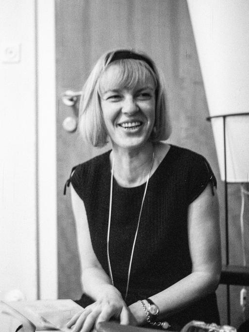 Die österreichische Schriftstellerin Ingeborg Bachmann liest neue Arbeiten (Freies Geleit; Exil; Geh, Gedanke). Palais Palffy. 10. Mai 1965. Fotografie von Otto Breicha. Die österreichische Schriftstellerin Ingeborg Bachmann liest neue Arbeiten (Freies Geleit; Exil; Geh, Gedanke). Palais Palffy. 10. Mai 1965. Fotografie von Otto Breicha.