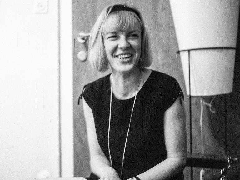 Die österreichische Schriftstellerin Ingeborg Bachmann liest neue Arbeiten (Freies Geleit; Exil; Geh, Gedanke). Palais Palffy. 10. Mai 1965. Fotografie von Otto Breicha. Die österreichische Schriftstellerin Ingeborg Bachmann liest neue Arbeiten (Freies Geleit; Exil; Geh, Gedanke). Palais Palffy. 10. Mai 1965. Fotografie von Otto Breicha.