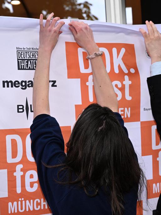 Das Logo des Münchner Dokumentarfilmfestival "DOK.fest" ist vor dem Rio Filmpalast auf einer Logowand zu sehen.
