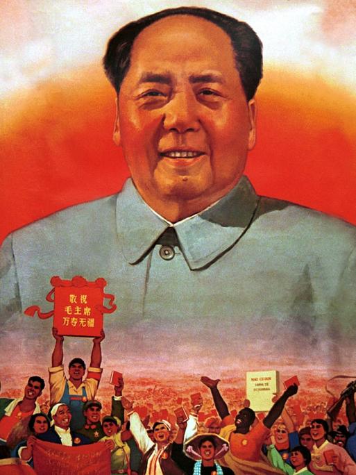 Das Poster mit Mao Zedong vor der aufgehenden Sonne aus dem Jahr 1969 diente in China zu Propagandazwecken für die Kulturrevolution. Sinngemäß kann der Text wie folgt wiedergegeben werden: "Alle Menschen der Revolution lieben dich so sehr!".