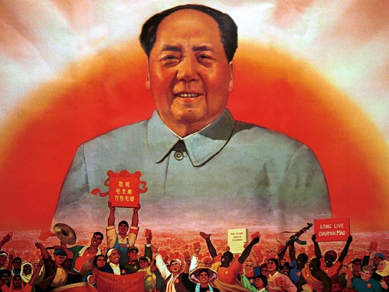 Das Poster mit Mao Zedong vor der aufgehenden Sonne aus dem Jahr 1969 diente in China zu Propagandazwecken für die Kulturrevolution. Sinngemäß kann der Text wie folgt wiedergegeben werden: "Alle Menschen der Revolution lieben dich so sehr!".