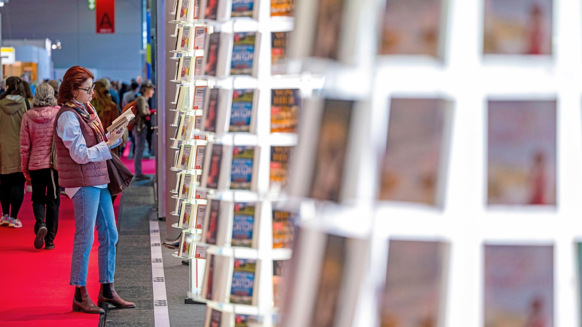 Fachpublikum auf der Frankfurter Buchmesse: Menschen vor Ständen mit Büchern.