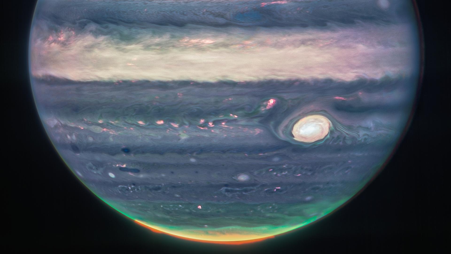 Auf der Jupiter-Infrarotaufnahme des James Webb-Teleskops fällt vor allem das hier strahlende Sturmgebiet "Großer Roter Fleck“ oberhalb des Südpols auf.