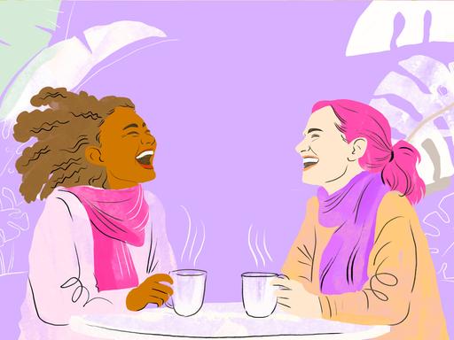 Eine farbige Illustration zeigt zwei Frauen an einem kleinen runden Tisch in einem Café. Sie sitzen sich gegenüber, lachen und wirken in ein Gespräch vertieft. 