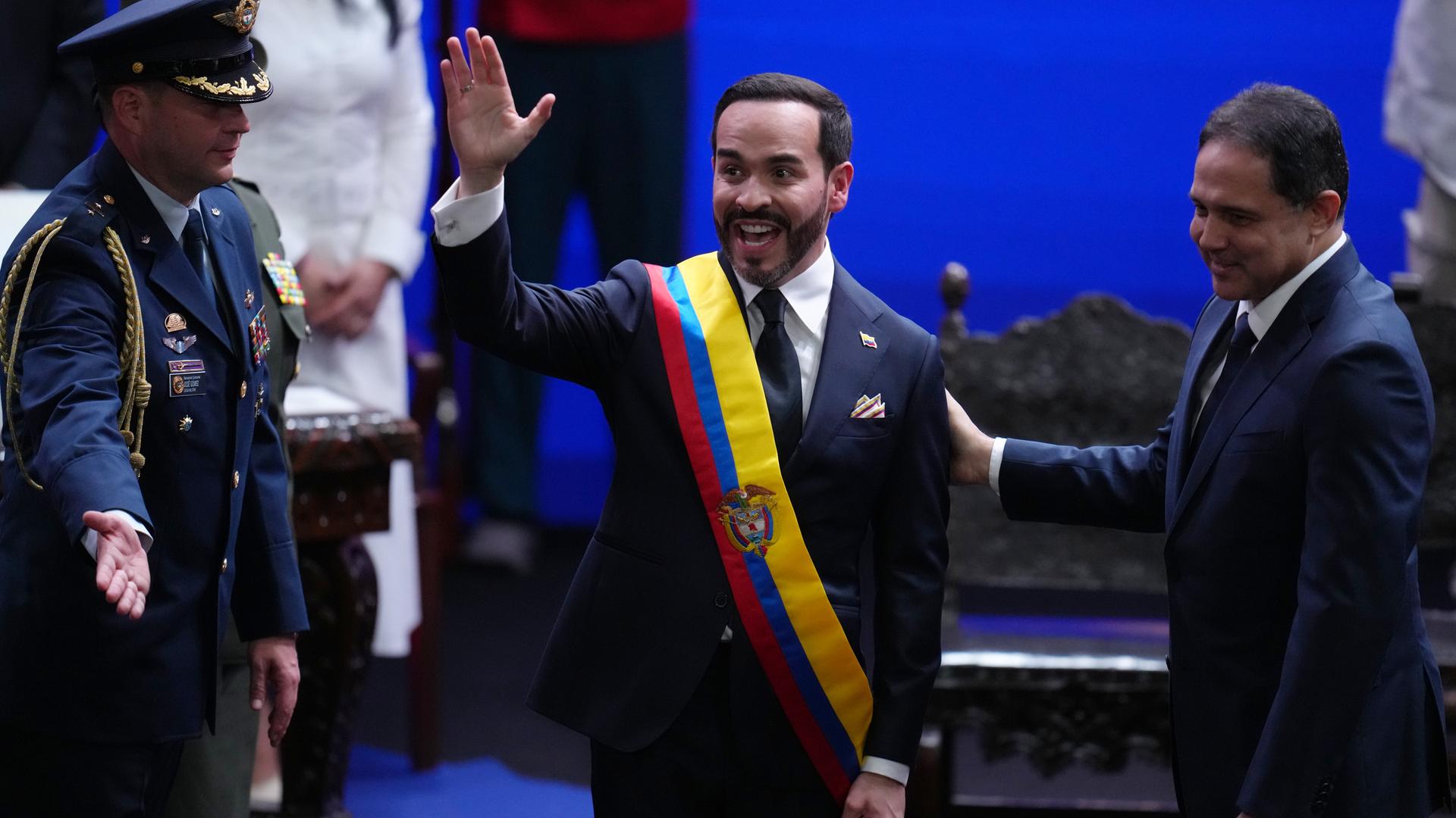 Abelardo de la Espriella während seiner Amtseinführung in Cali: Er winkt und lacht. Abelardo de la Espriella während seiner Amtseinführung in Cali: Er winkt und lacht.