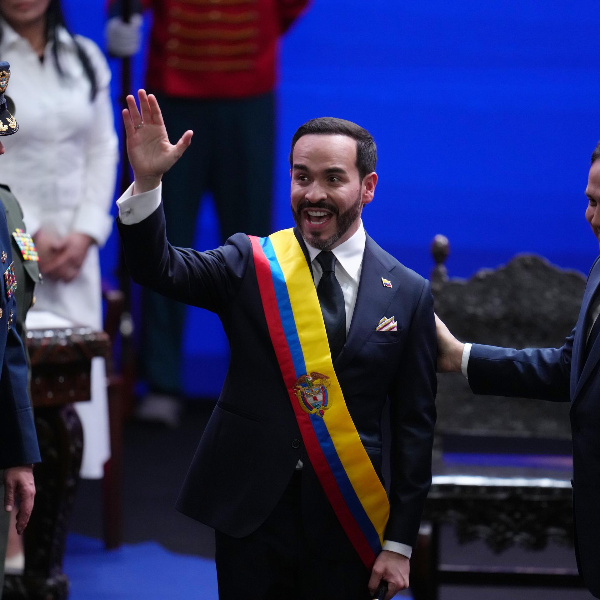 Abelardo de la Espriella während seiner Amtseinführung in Cali: Er winkt und lacht.