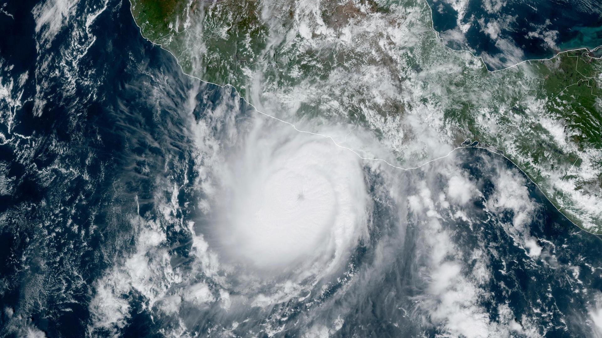 Das Satellitenbild zeigt den Hurrikan Otis, der sich der mexikanischen Pazifikküste nahe Acapulco nähert.