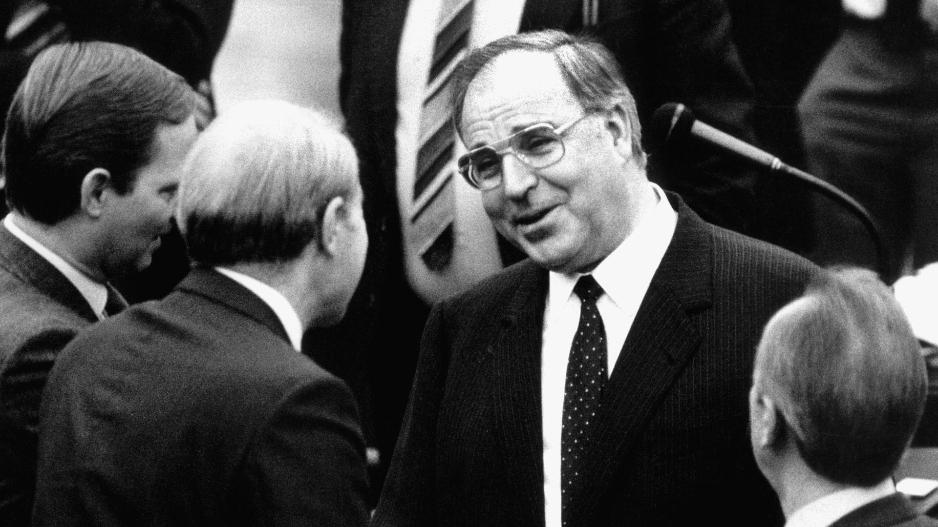  CDU-Bundeskanzler Helmut Kohl (Bildmitte) am 17.12.1982 im Bundestag im Gespräch mit Fraktionskollegen vor der Abstimmung über die Vertrauensfrage.