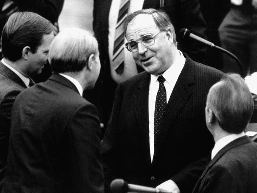  CDU-Bundeskanzler Helmut Kohl (Bildmitte) am 17.12.1982 im Bundestag im Gespräch mit Fraktionskollegen vor der Abstimmung über die Vertrauensfrage.