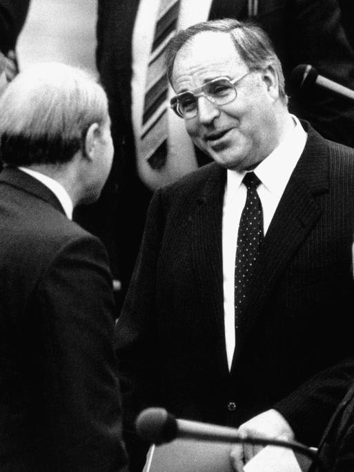  CDU-Bundeskanzler Helmut Kohl (Bildmitte) am 17.12.1982 im Bundestag im Gespräch mit Fraktionskollegen vor der Abstimmung über die Vertrauensfrage.