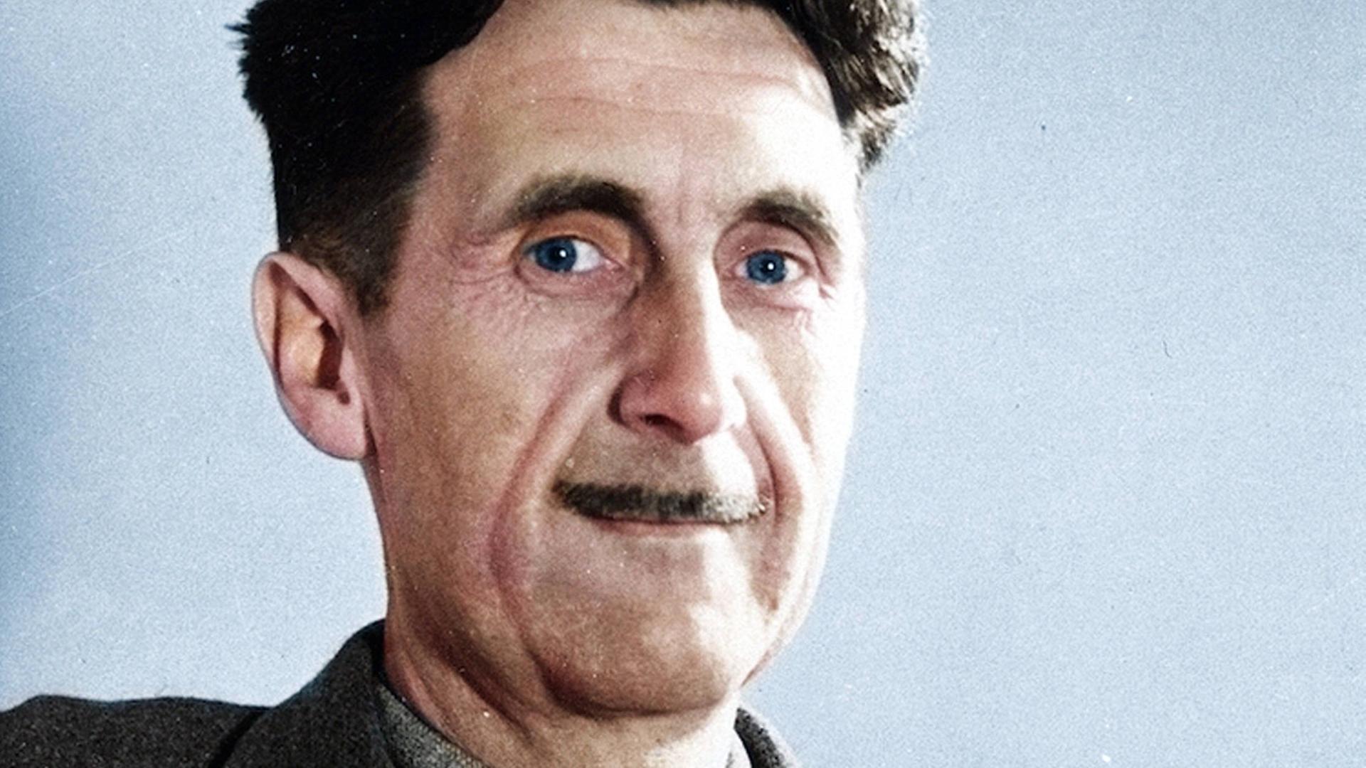 Ein Mann lächelt in die Kamera. Es ist eine alte Porträtaufnahme des britischen Schriftstellers George Orwell.