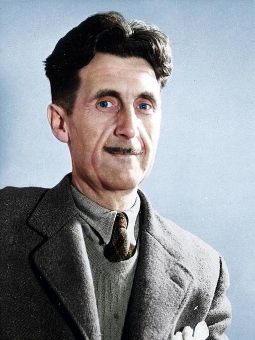 Ein Mann lächelt in die Kamera. Es ist eine alte Porträtaufnahme des britischen Schriftstellers George Orwell.