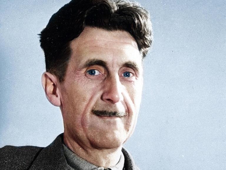 Ein Mann lächelt in die Kamera. Es ist eine alte Porträtaufnahme des britischen Schriftstellers George Orwell.