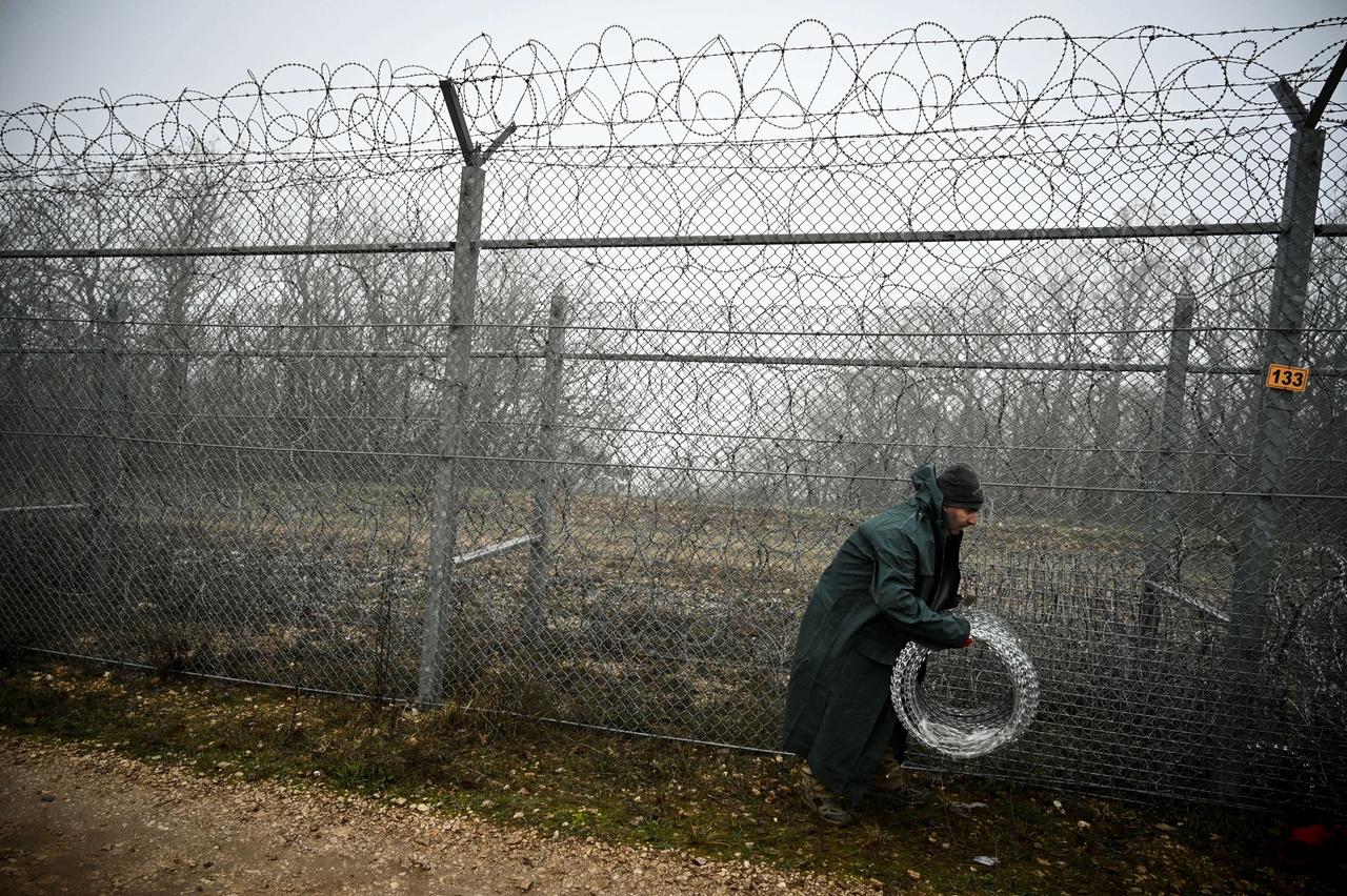Ein Arbeiter repariert den Stacheldrahtzaun an der bulgarisch-türkischen Grenze.