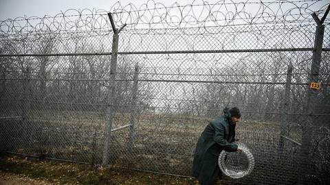 Ein Arbeiter repariert den Stacheldrahtzaun an der bulgarisch-türkischen Grenze.