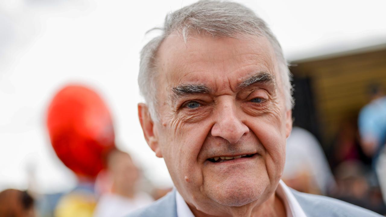 Herbert Reul, Innenminister des Landes Nordrhein-Westfalen, lächelt in die Kamera.