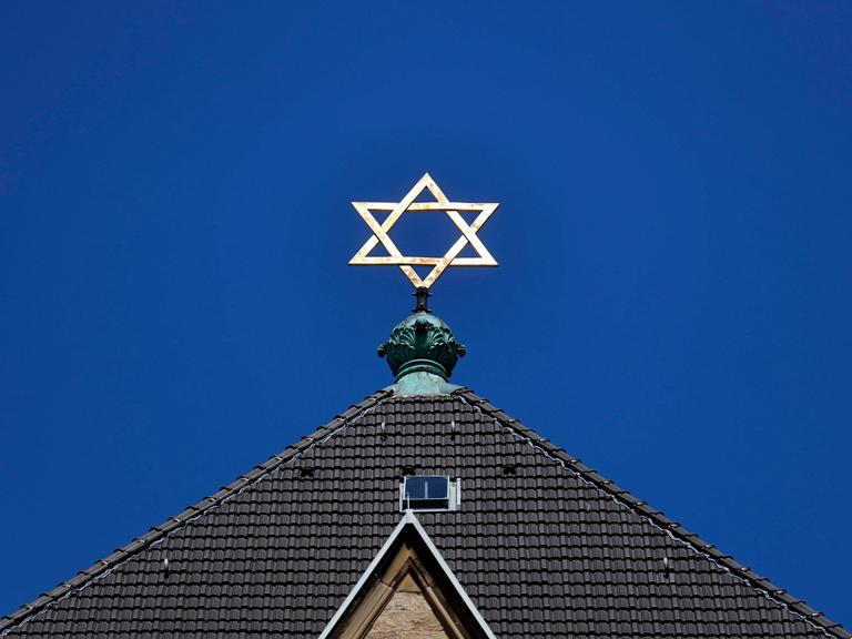 Ein Davidstern auf dem Hausdach einer Synagoge