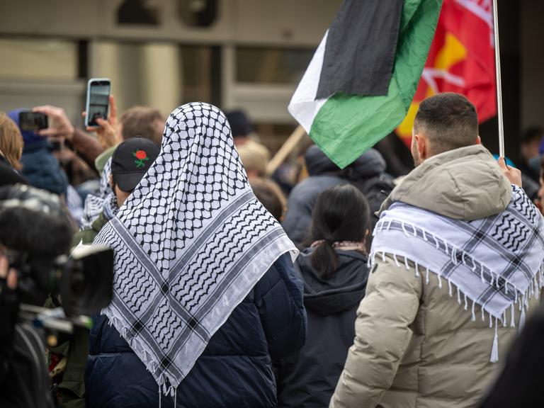 Teilnehmer einer propalästinensischen Kundgebung an der Freien Universität im Februar 2024