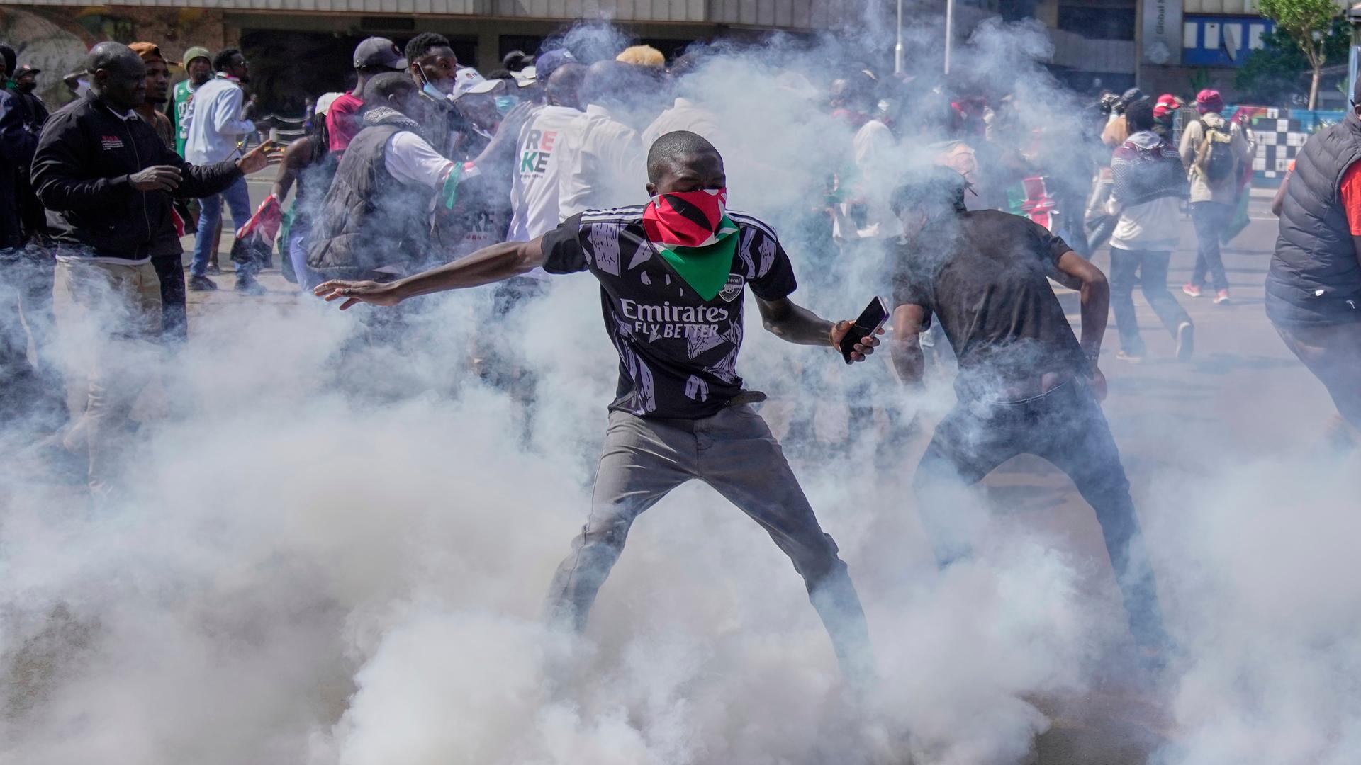 Demonstranten zerstreuen sich, als die Polizei während einer Demonstration in der Innenstadt von Nairobi Tränengas auf sie abfeuert. Demonstranten zerstreuen sich, als die Polizei während einer Demonstration in der Innenstadt von Nairobi Tränengas auf sie abfeuert.