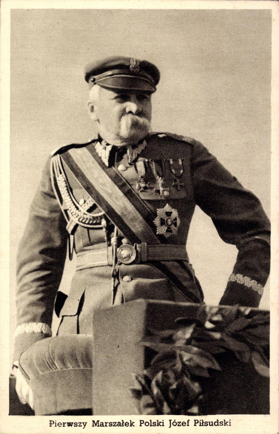 Schwarzweißfotografie von Józef Piłsudski in militärischer Montur