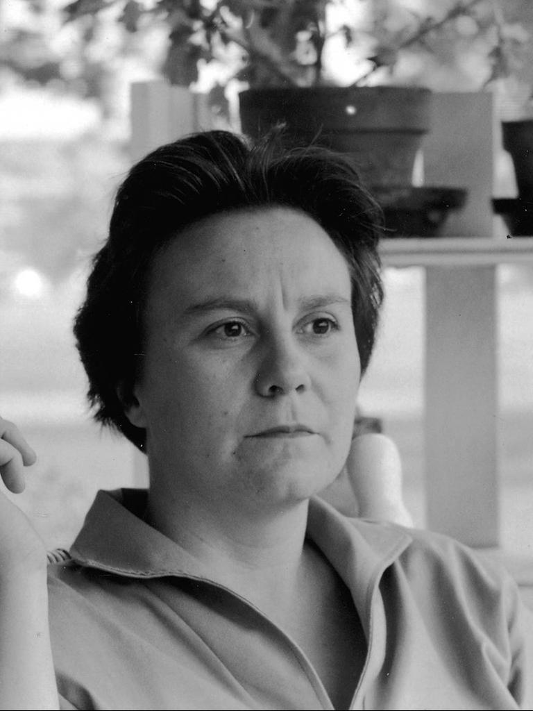 Ein Schwarz-Weiß-Filmausschnitt zeigt die Autorin Harper Lee rauchend auf einer Veranda.