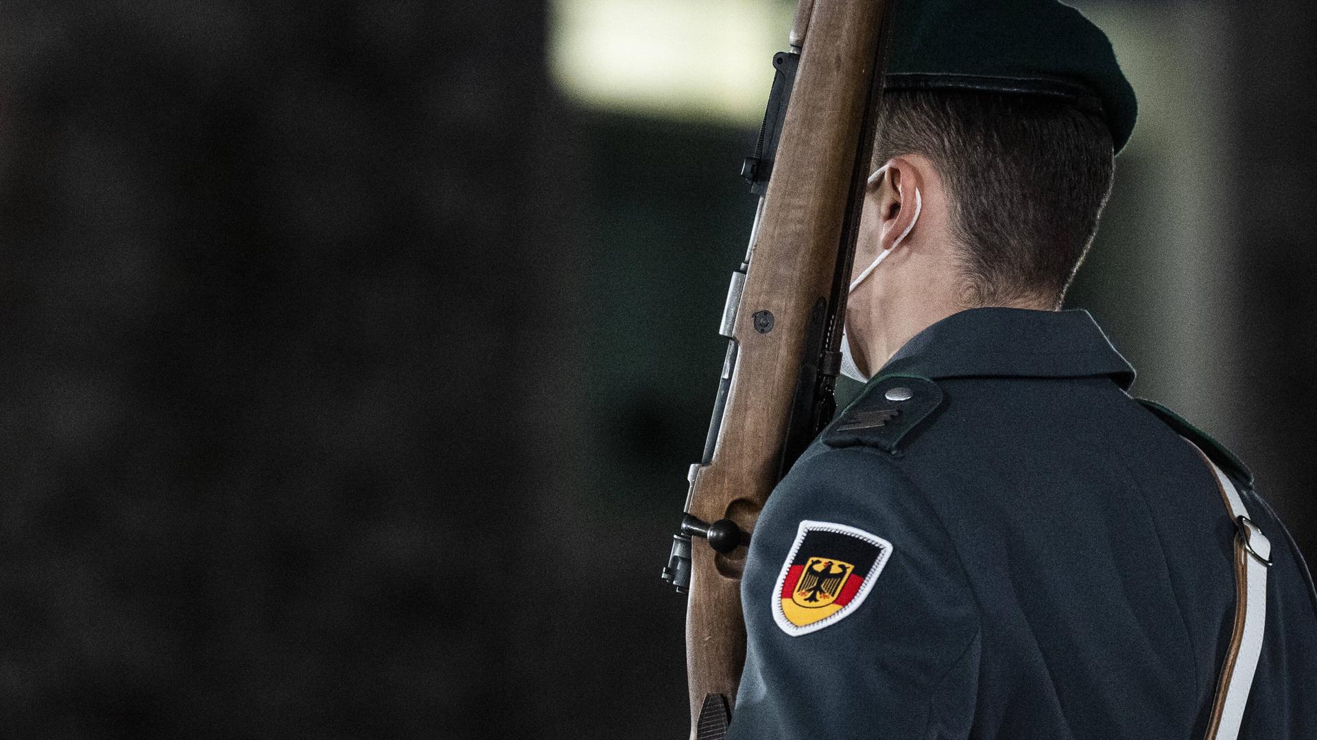 Symbolbild: Rückansicht eines Soldats der Bundeswehr, aufgenommen im Rahmen eines Empfangs mit militärischen Ehren im Bundeskanzleramt in Berlin, 2022. 