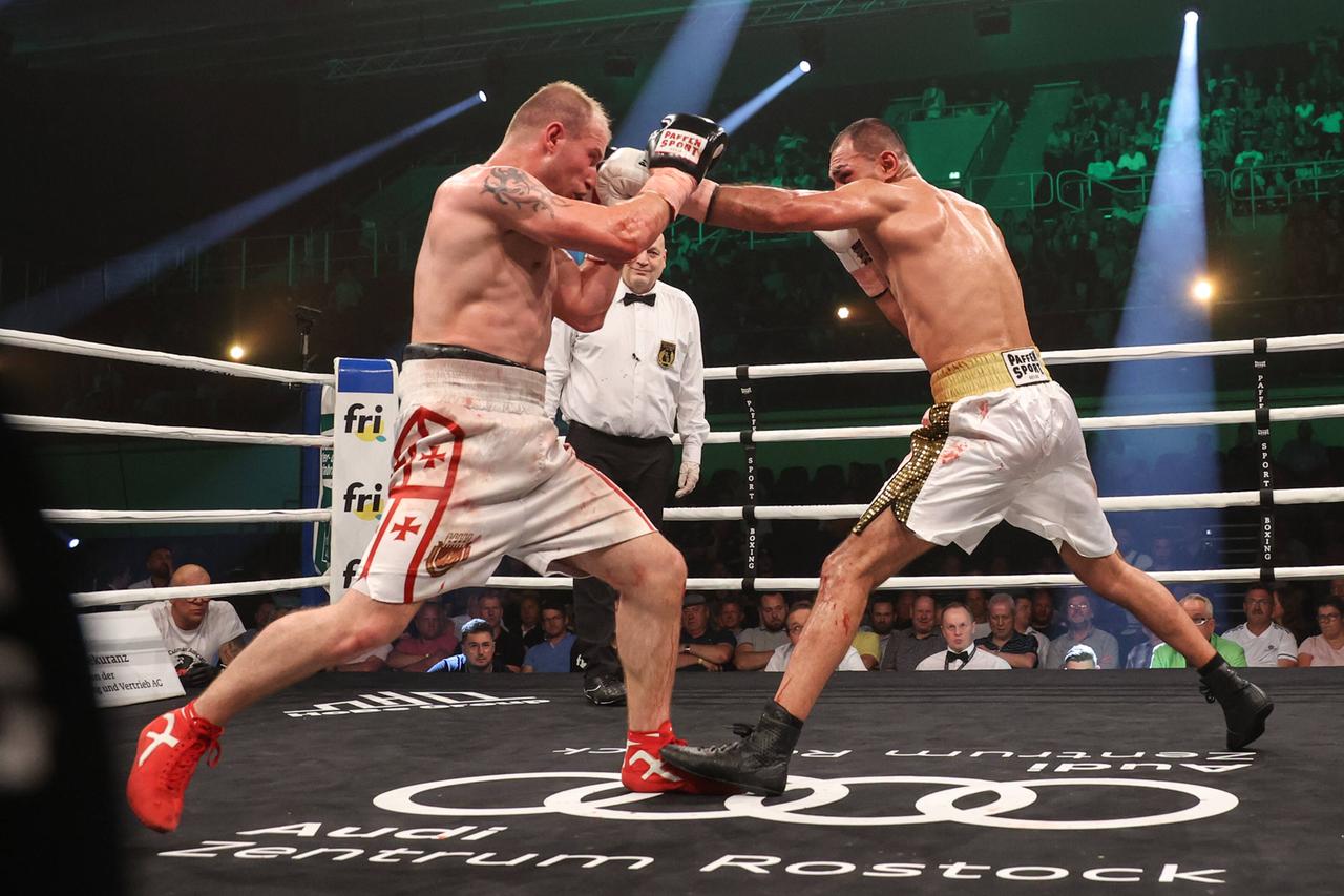 Araik Marutjan im Boxkampf gegen Nodar Robakidze in Rostock