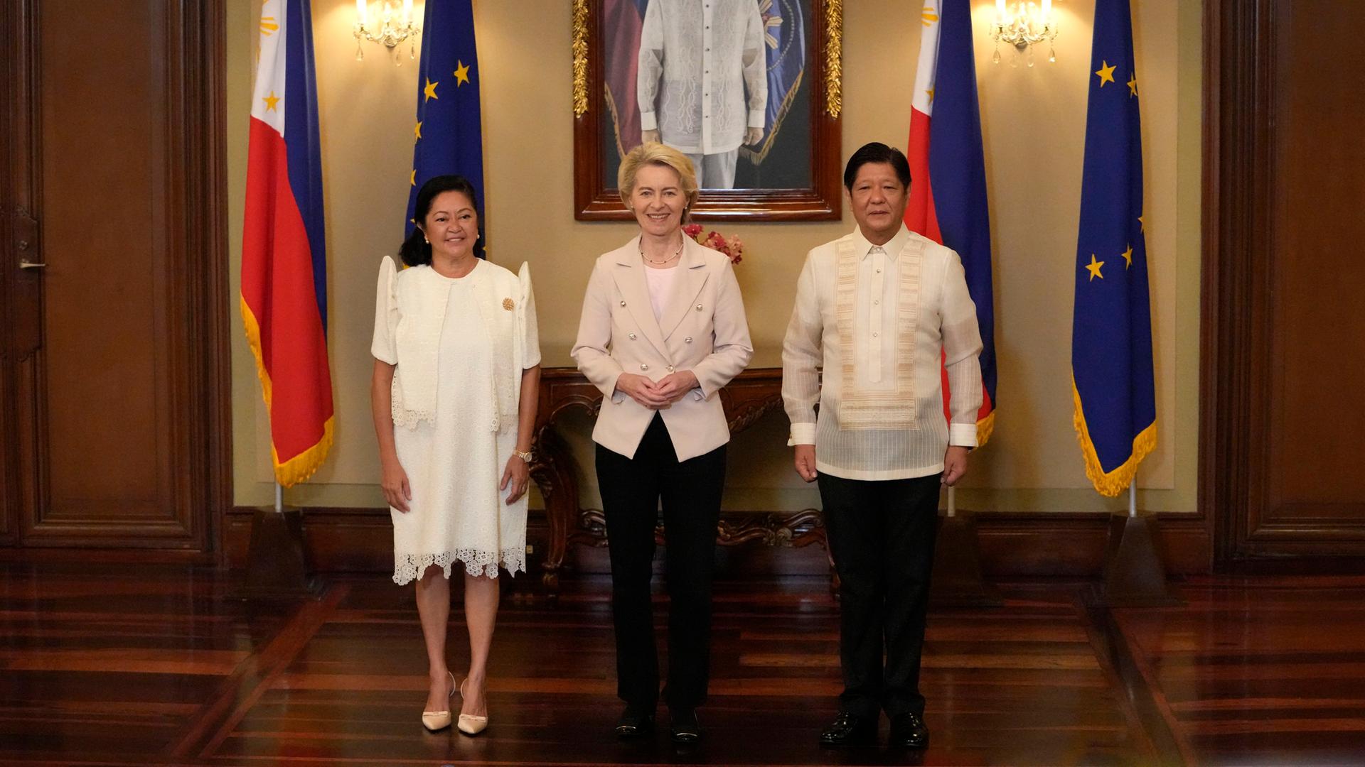 Philippinen, Manila: Ferdinand Marcos Jr. (l-r), Präsident der Philippinen, Ursula von der Leyen, Präsidentin der Europäischen Kommission, und Marie Louise Araneta Marcos, First Lady der Philippinen, stehen für ein Foto im Präsidentenpalast Malacanang zusammen. Philippinen, Manila: Ferdinand Marcos Jr. (l-r), Präsident der Philippinen, Ursula von der Leyen, Präsidentin der Europäischen Kommission, und Marie Louise Araneta Marcos, First Lady der Philippinen, stehen für ein Foto im Präsidentenpalast Malacanang zusammen.