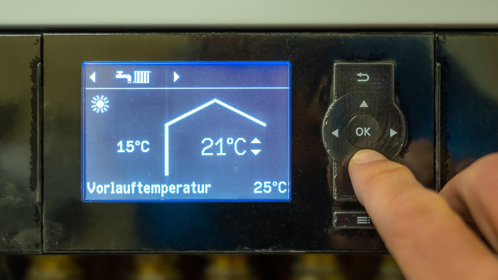 Das Konfigurationsdisplay einer modernen Wärmepumpe mit den Einstellungen zur Vorlauftemperatur.