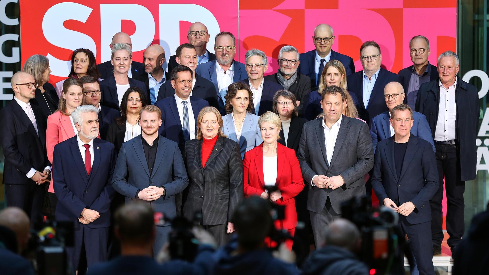 Gruppenbild nach der SPD-Krisensitzung in Berlin, unter anderem mit den Parteichefs Klingbeil und Bas. Gruppenbild nach der SPD-Krisensitzung in Berlin, unter anderem mit den Parteichefs Klingbeil und Bas.