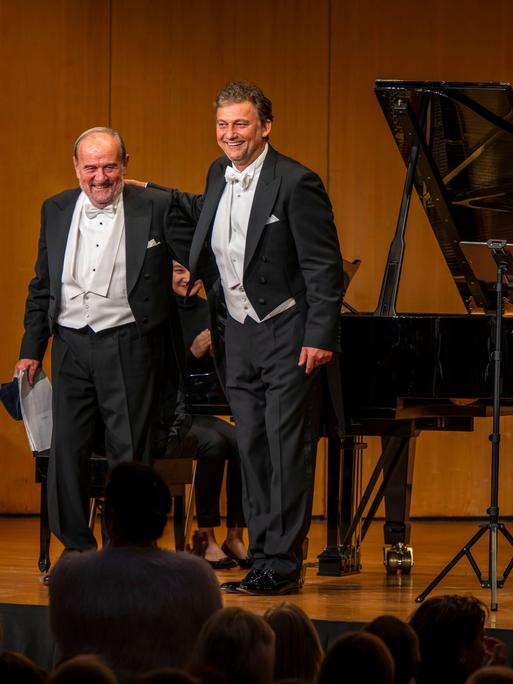 Internationales Klassikfestival: Festival der Nationen 2025, im Kurhaus Bad Wörishofen Unterallgäu, Sonderkonzert mit Startenor Jonas Kaufmann (re.) Liederabend mit seinem Klavierpartner Helmut Deutsch. 