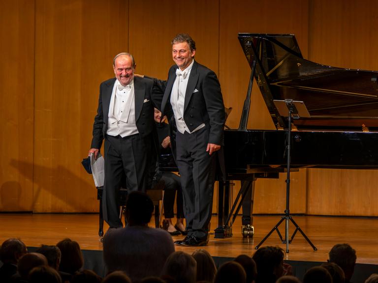 Internationales Klassikfestival: Festival der Nationen 2025, im Kurhaus Bad Wörishofen Unterallgäu, Sonderkonzert mit Startenor Jonas Kaufmann (re.) Liederabend mit seinem Klavierpartner Helmut Deutsch. 