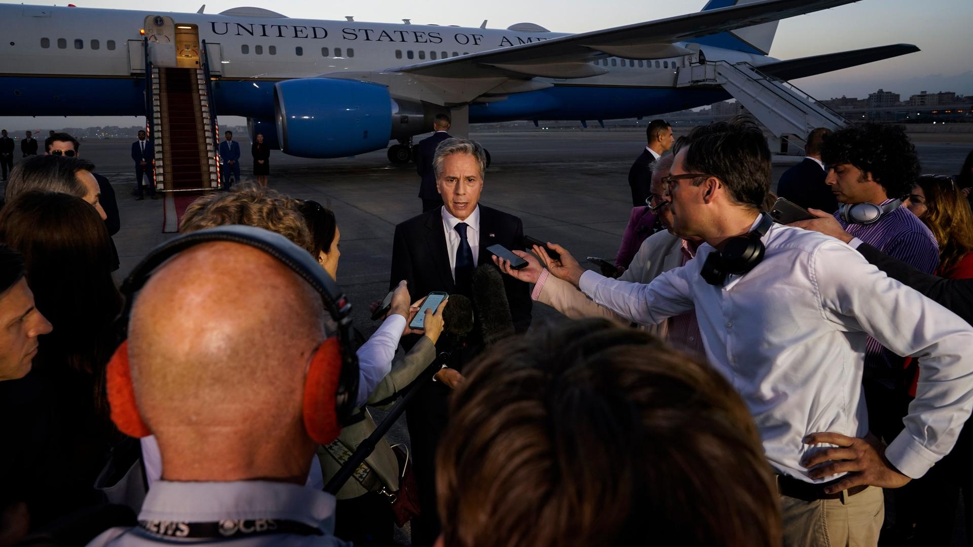 US-Außenminister Antony Blinken spricht zu Medienvertretern auf dem Flughafen in Kairo.