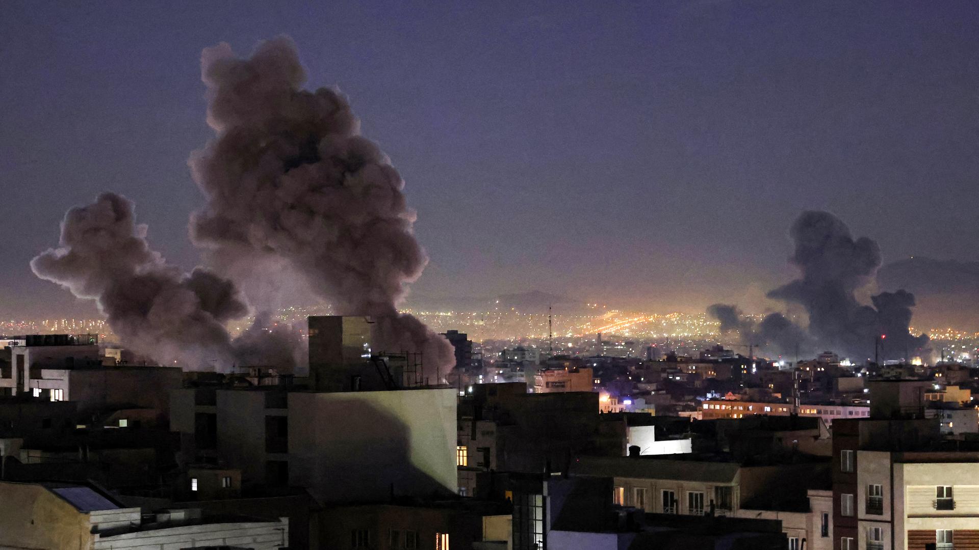 Rauch steigt an mehreren Stellen in Teheran auf. 