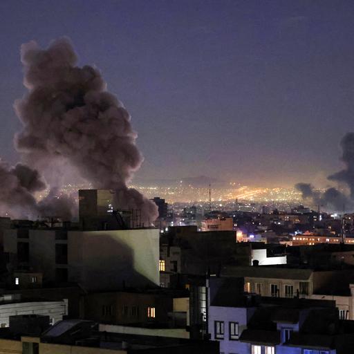 Rauch steigt an mehreren Stellen in Teheran auf. 