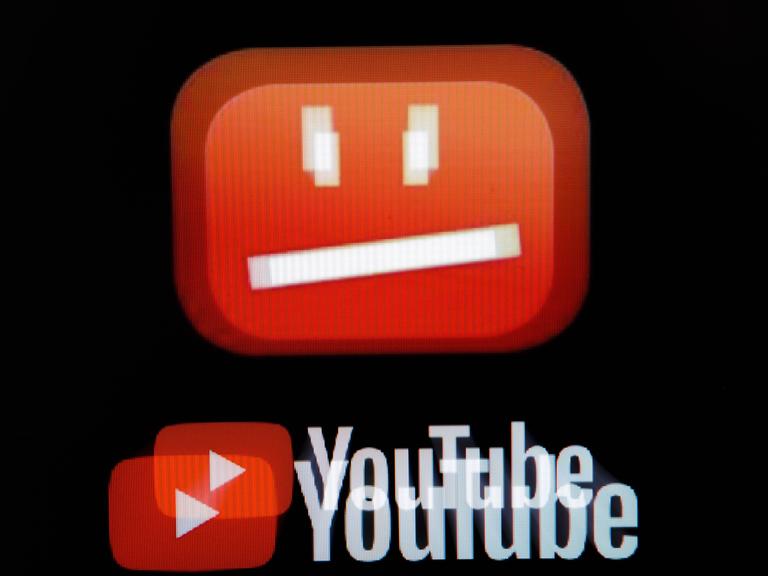 Symbolfoto zum Thema Uploadfilter. Ein icon von youtube für geblockte Inhalte ist auf einem Bildschirm zu sehen.