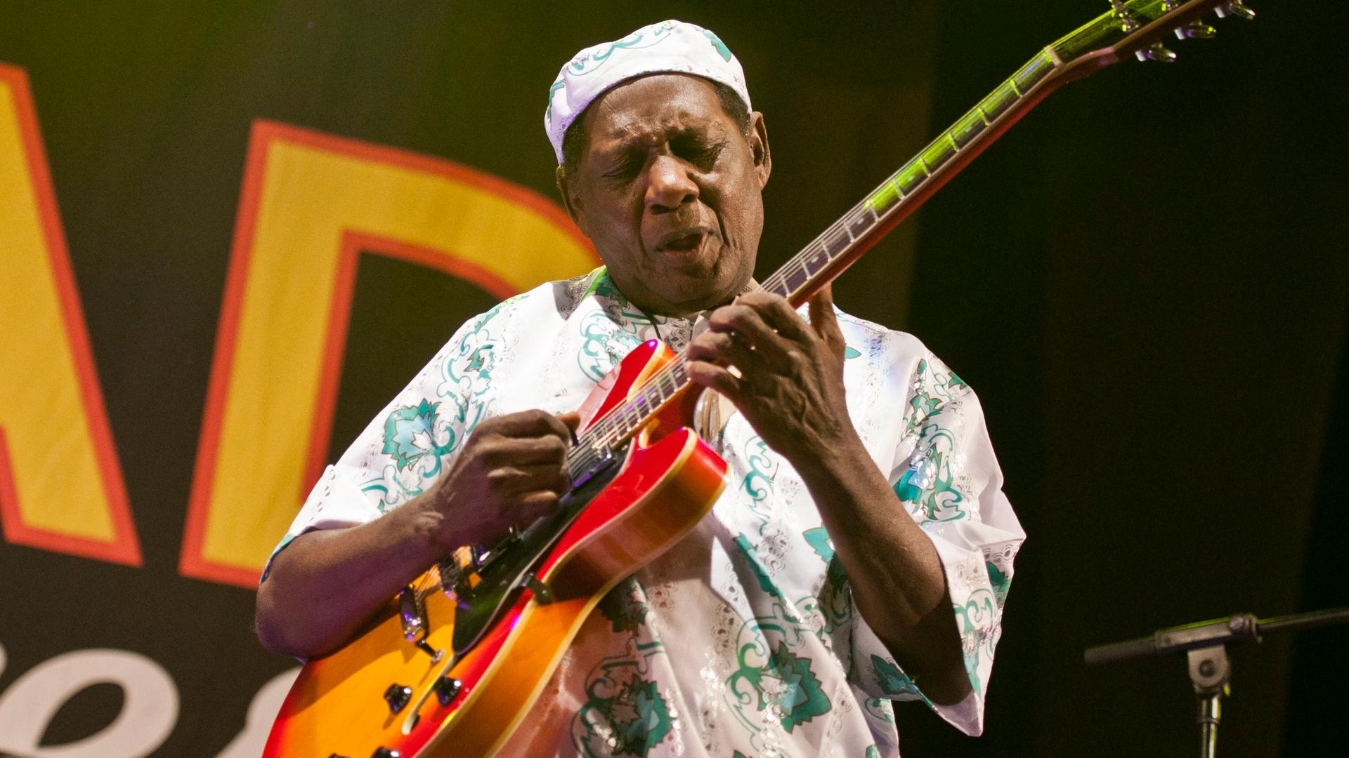 Der ghanaische Gitarrist und Komponist Ebo Taylor tritt am 19. Mai 2012 beim Womad Multicultural Festival in Cáceres im Westen Spaniens auf.