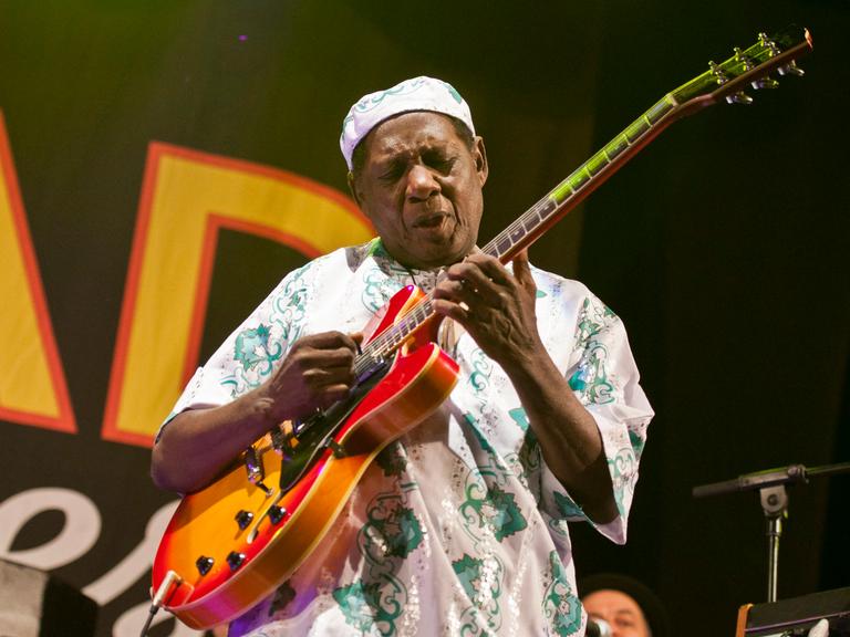 Der ghanaische Gitarrist und Komponist Ebo Taylor tritt am 19. Mai 2012 beim Womad Multicultural Festival in Cáceres im Westen Spaniens auf.