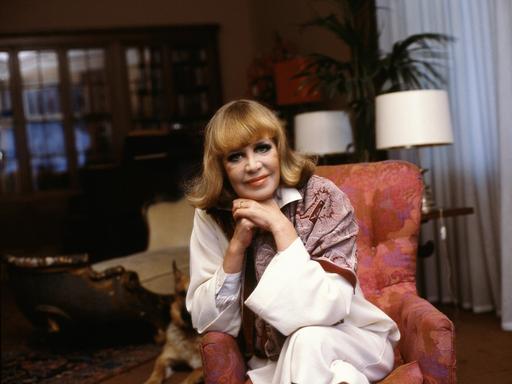 Porträtfoto zeigt Hildegard Knef in einem Sessel sitzend in ihrer Berliner Wohnung, 1980