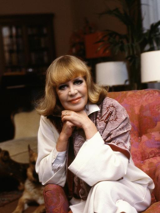 Porträtfoto zeigt Hildegard Knef in einem Sessel sitzend in ihrer Berliner Wohnung, 1980