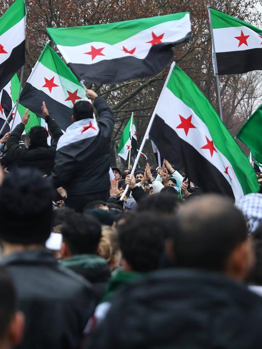 Syrer in Deutschland feiern auf dem Oranienplatz in Berlin-Kreuzberg den Sturz von Assad in Syrien am 08.12.2024.