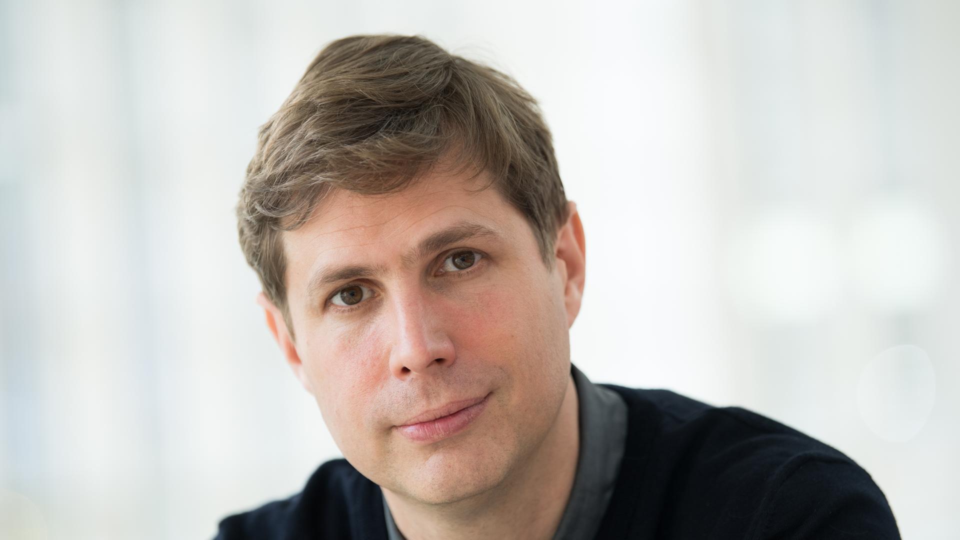 Daniel Kehlmann blickt in die Kamera. Daniel Kehlmann blickt in die Kamera.