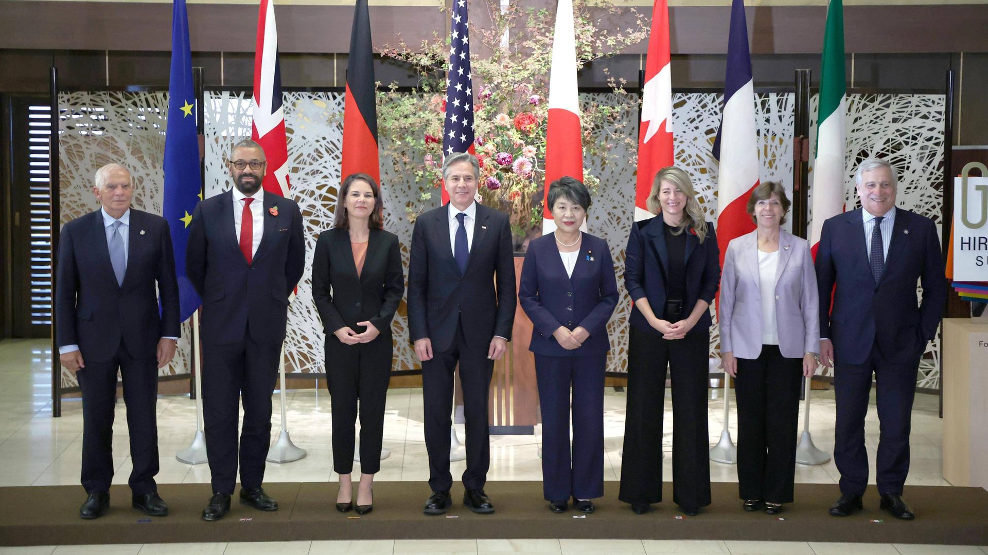 Gruppenfoto der G7-Außenminister, sie stehen vor den Landesflaggen.